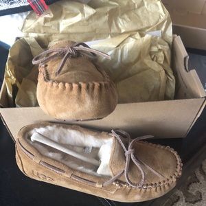 Kids UGG Dakota slippers never worn